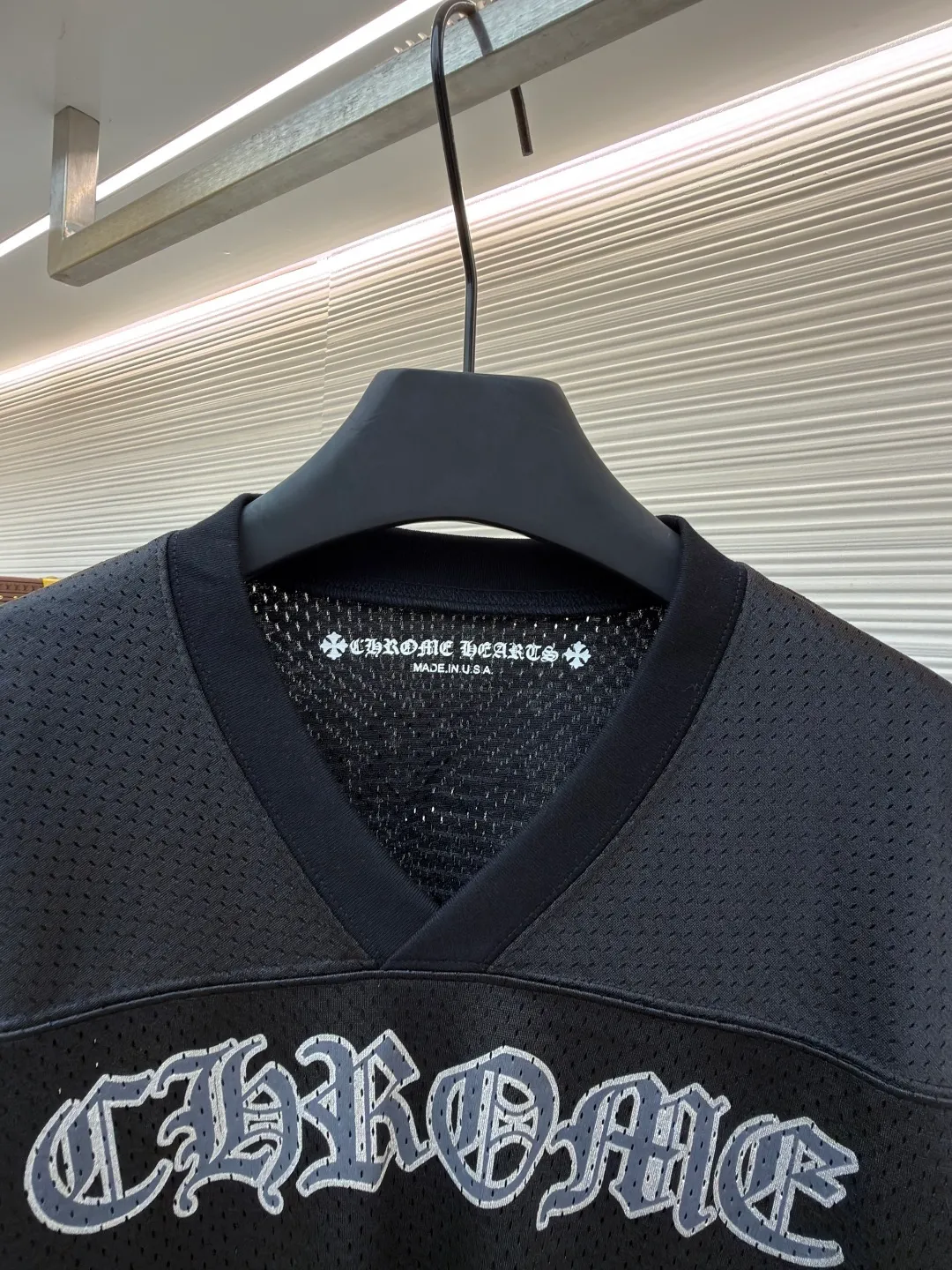 Chrome Hearts Ice Hockey Uniform Letter Printed Long Sleeve ●Original: Purchased and developed by 15539 ●Item No.: 1681770-A15 ●Fabric: High-density breathable mesh fabric ●Technology: Printing ●Color: Black ●Version: Fitted version ●Weight: about 565 grams ●Size: S-M-L ●Description: Made of high-density breathable mesh fabric, treated with soft washing technology, it is smooth to the touch and breathable, and will not feel stuffy after long-term wear. The side of the trousers is decorated with embossed pattern embroidery, which is made through multi-layer needlework technology. The texture is three-dimensional and exquisite, and it is not easy to fall off, highlighting the dark aesthetic style of the brand. The waist is equipped with a drawstring design, which is suitable for various waistlines and can be worn without restraint. The fit is a loose, straight cut, with natural hems to ensure a neat look and plenty of room for movement. The stitching of the whole trousers is neat and even, and there is no accumulation of burrs in the details. The size is measured manually (an error of 1-3CM is normal). The craftsmanship balances comfort attributes and trendy design. It is a street style item with both practicality and style. The overall wiring is straight and delicate, the fabric is comfortable and soft, and the color is consistent without color difference. It can be matched with the same style to create a fashionable look and control various occasions. Customized accessories, complete with three standards, same style for men and women!